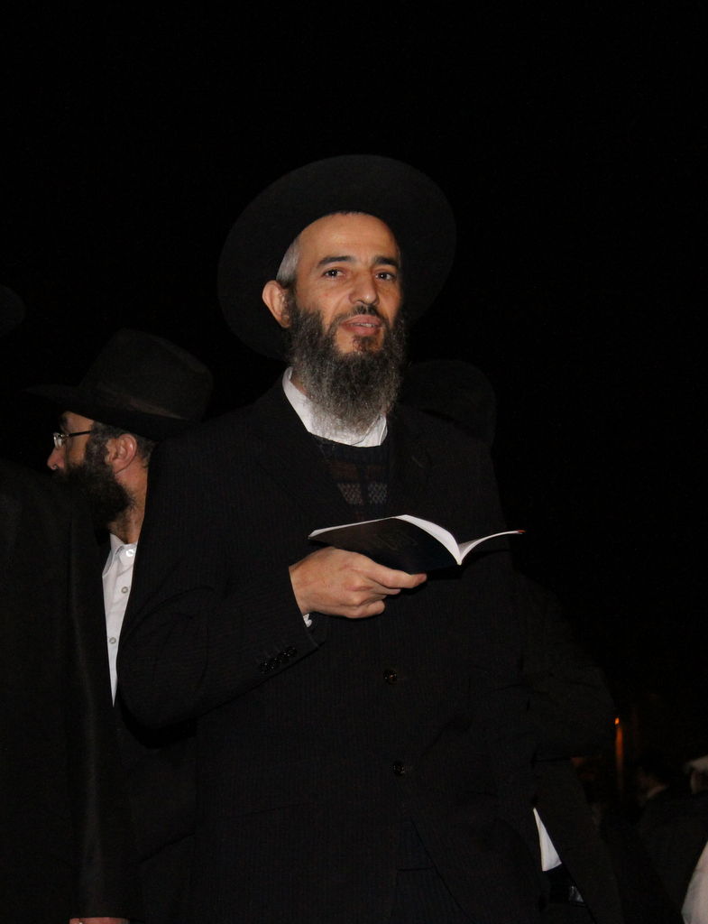 צפו: אוהדי הרב יורם אברג'ל מפגינים