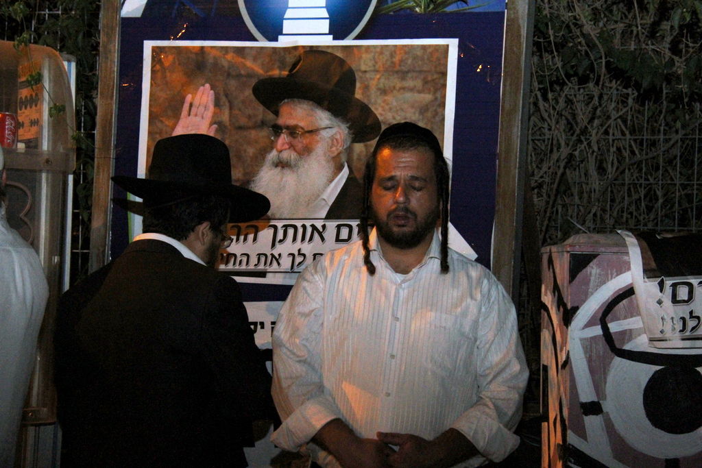 צפו: אוהדי הרב יורם אברג'ל מפגינים