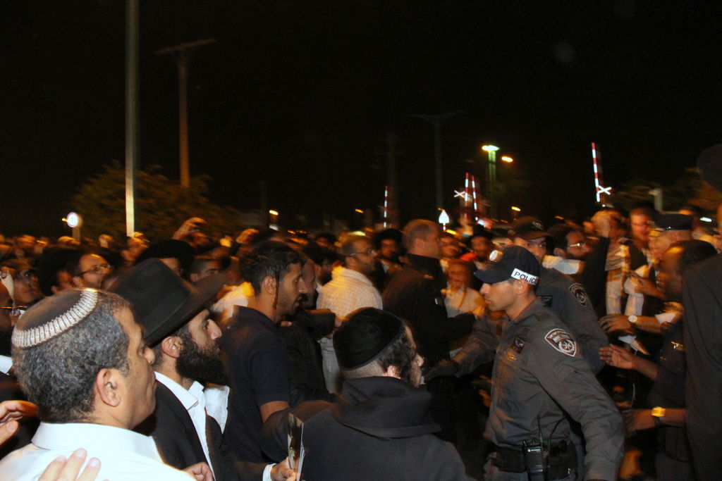 צפו: אוהדי הרב יורם אברג'ל מפגינים