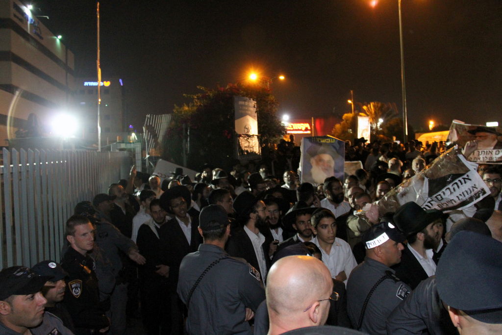 צפו: אוהדי הרב יורם אברג'ל מפגינים