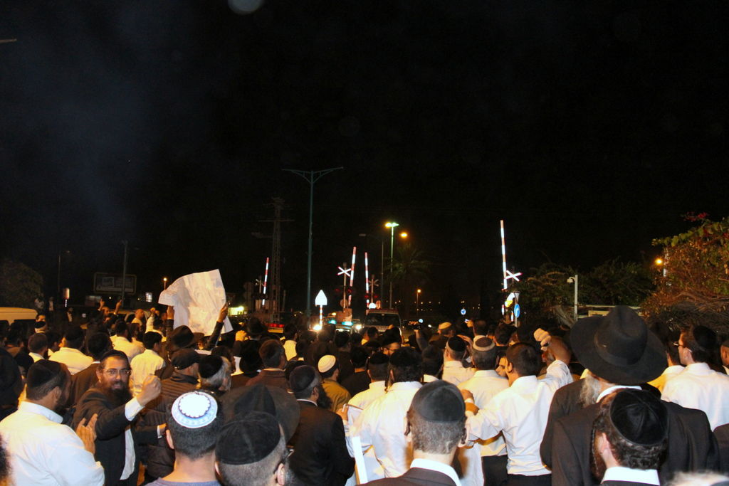 צפו: אוהדי הרב יורם אברג'ל מפגינים