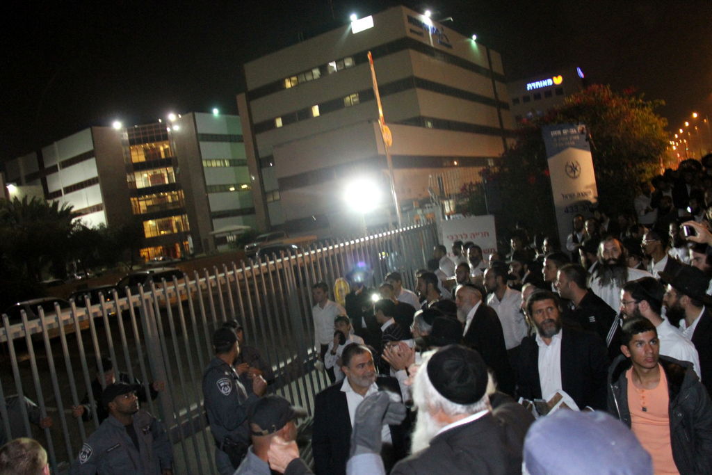 צפו: אוהדי הרב יורם אברג'ל מפגינים