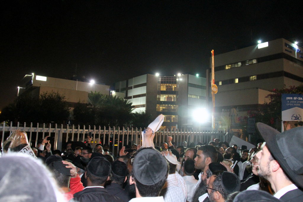 צפו: אוהדי הרב יורם אברג'ל מפגינים