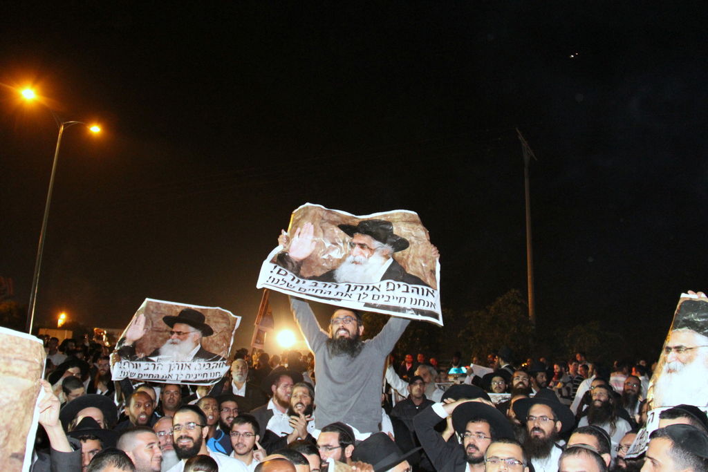 צפו: אוהדי הרב יורם אברג'ל מפגינים