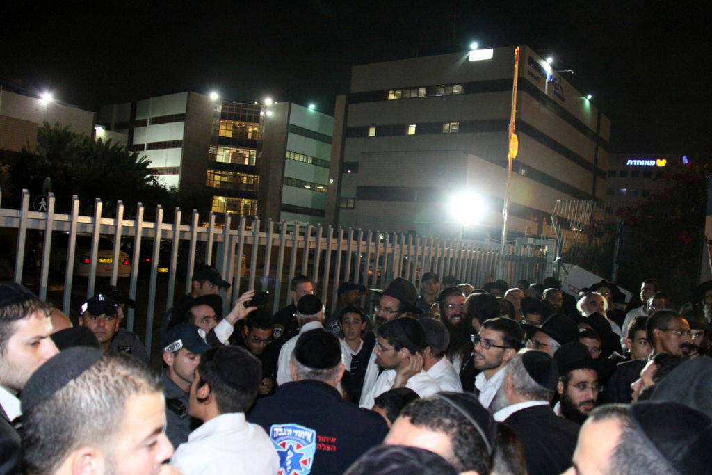 צפו: אוהדי הרב יורם אברג'ל מפגינים