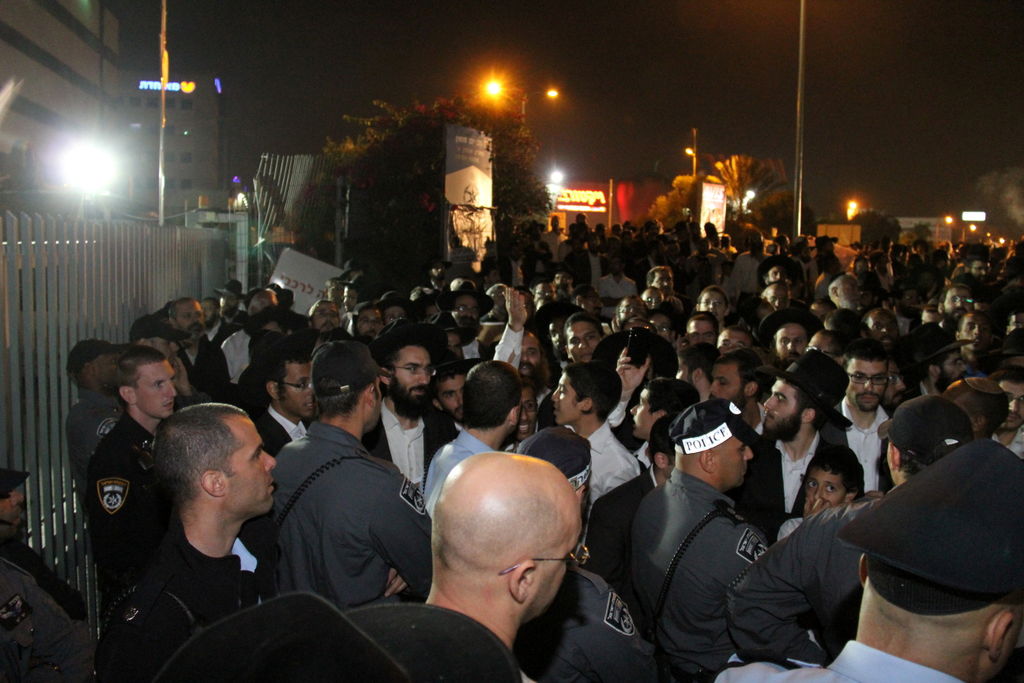 צפו: אוהדי הרב יורם אברג'ל מפגינים