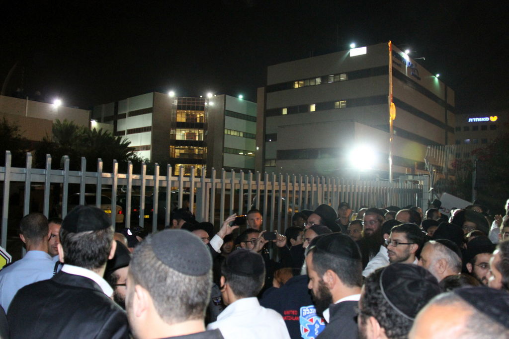 צפו: אוהדי הרב יורם אברג'ל מפגינים