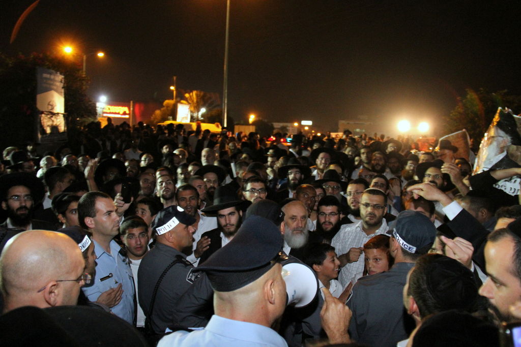 צפו: אוהדי הרב יורם אברג'ל מפגינים