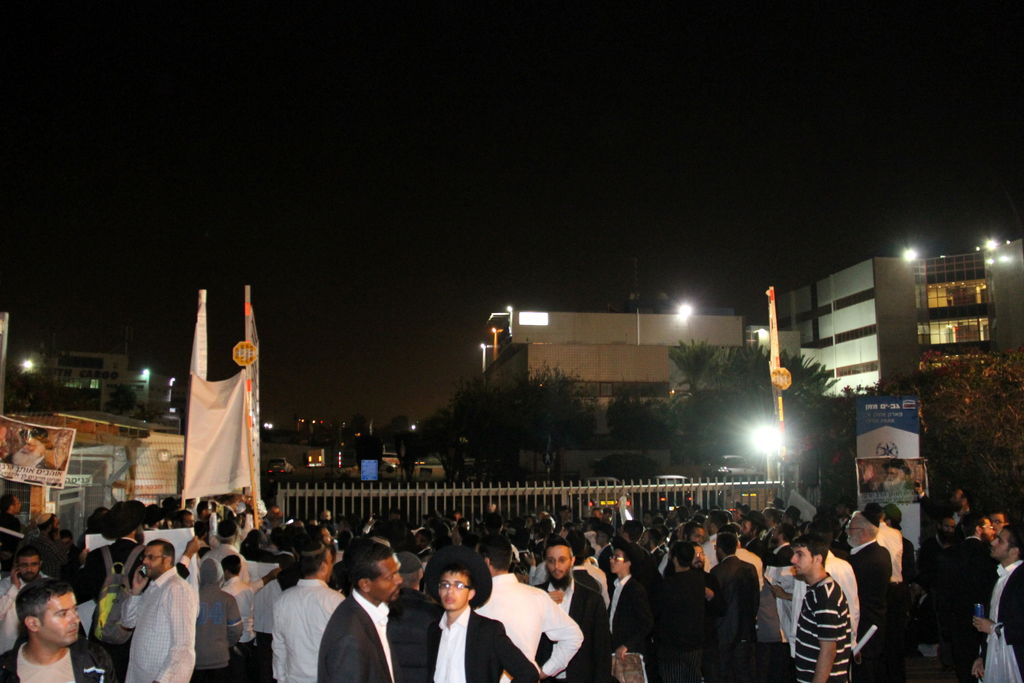 צפו: אוהדי הרב יורם אברג'ל מפגינים