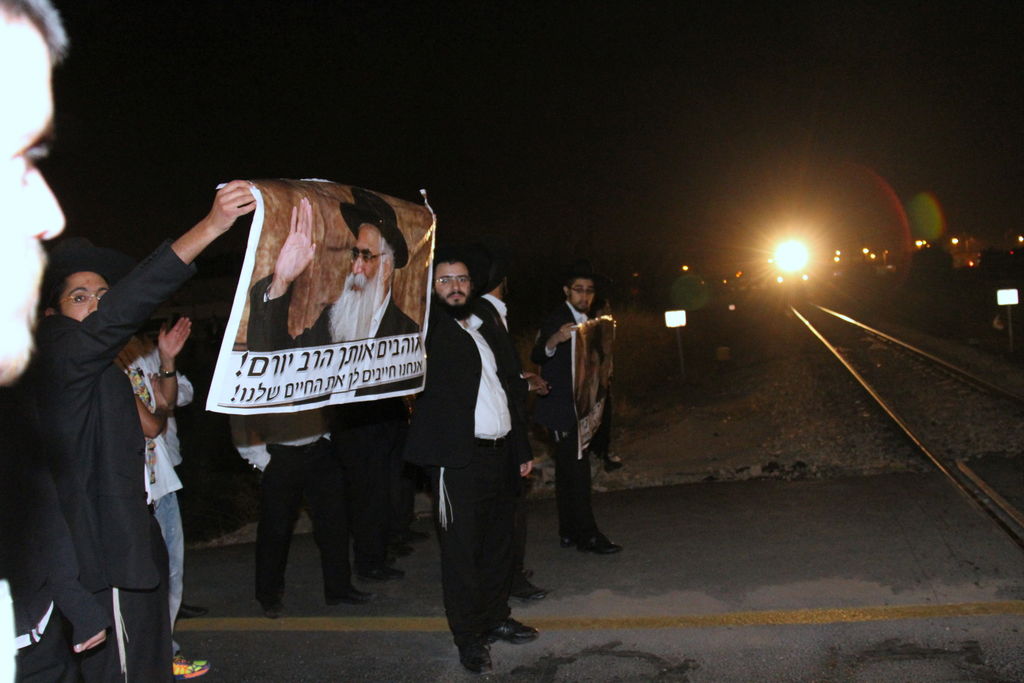 צפו: אוהדי הרב יורם אברג'ל מפגינים