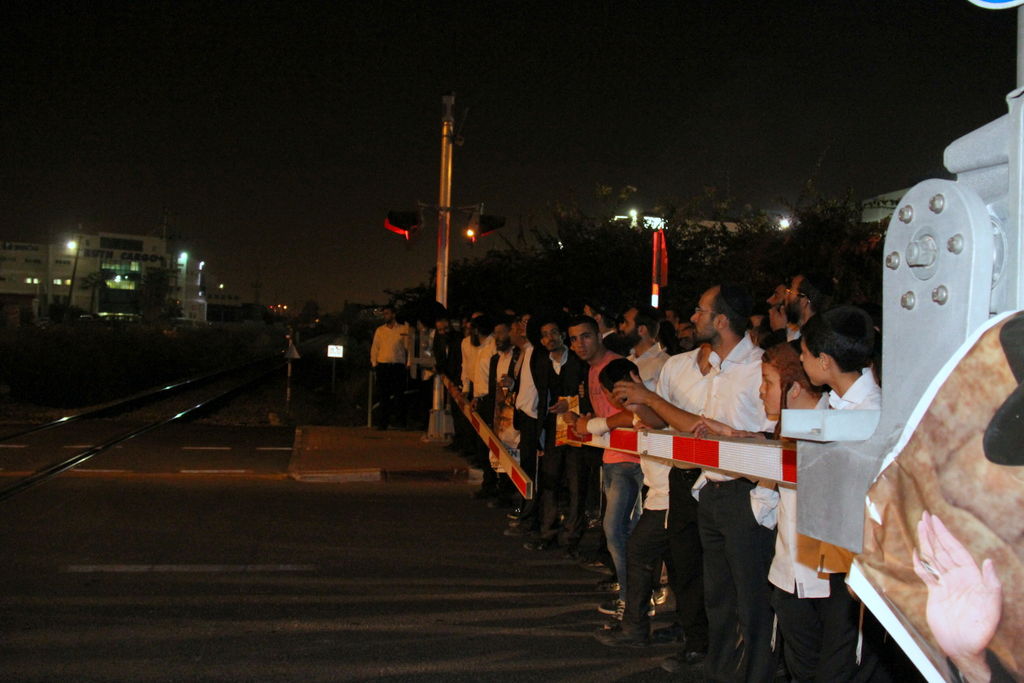 צפו: אוהדי הרב יורם אברג'ל מפגינים