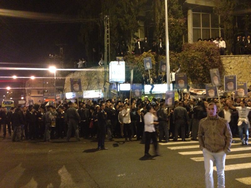 מאות הפגינו נגד מעצר הרב אברג'ל; 28 עוכבו לחקירה