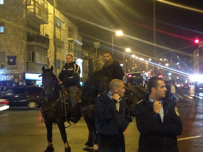 מאות הפגינו נגד מעצר הרב אברג'ל; 28 עוכבו לחקירה