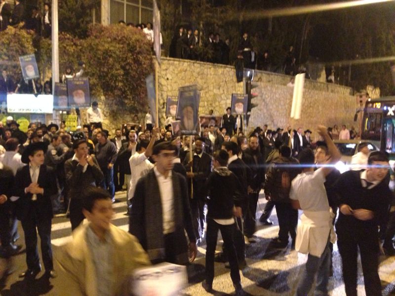 מאות הפגינו נגד מעצר הרב אברג'ל; 28 עוכבו לחקירה