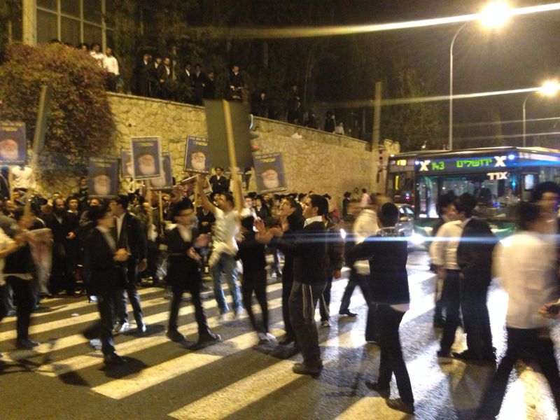 מאות הפגינו נגד מעצר הרב אברג'ל; 28 עוכבו לחקירה