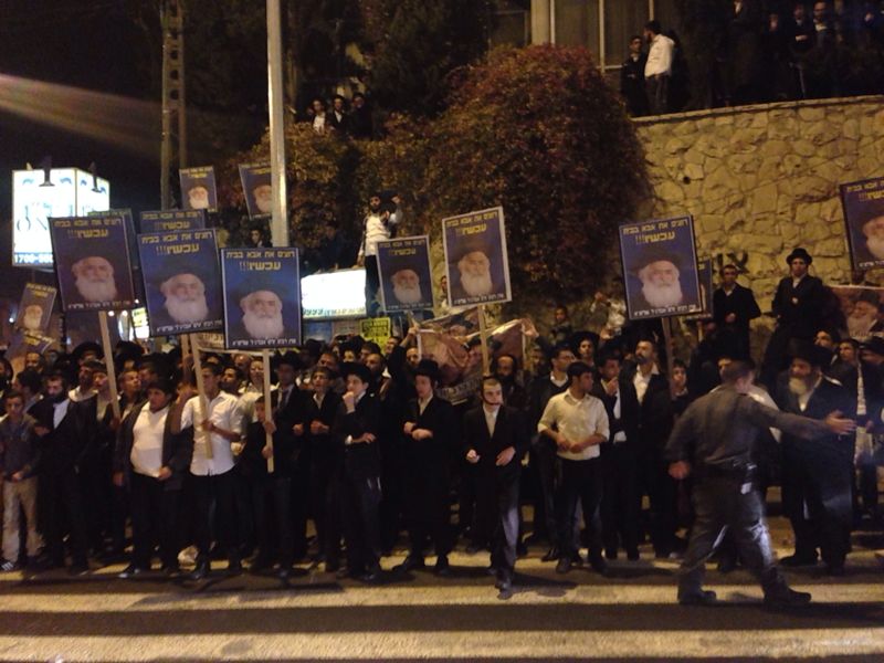 מאות הפגינו נגד מעצר הרב אברג'ל; 28 עוכבו לחקירה