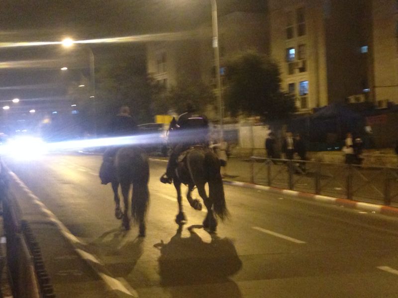 מאות הפגינו נגד מעצר הרב אברג'ל; 28 עוכבו לחקירה