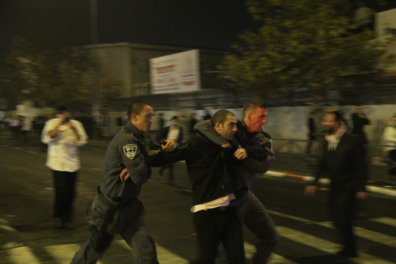 בלב ירושלים: ידויי אבנים, זרנוקי מים ופרשים • וידאו