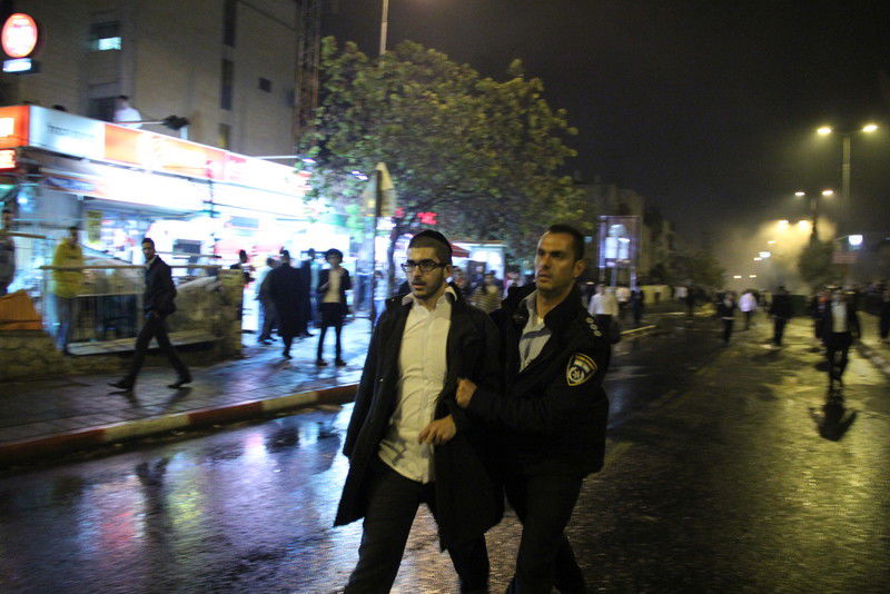 בלב ירושלים: ידויי אבנים, זרנוקי מים ופרשים • וידאו