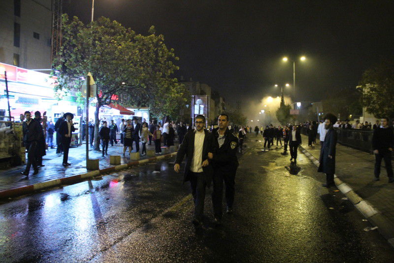 בלב ירושלים: ידויי אבנים, זרנוקי מים ופרשים • וידאו