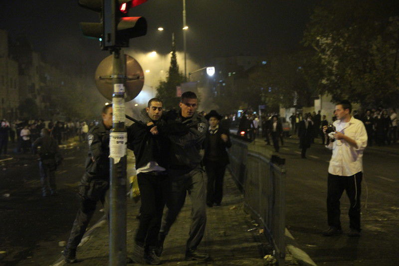 בלב ירושלים: ידויי אבנים, זרנוקי מים ופרשים • וידאו