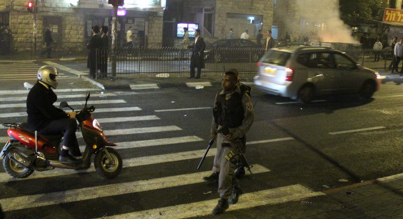 בלב ירושלים: ידויי אבנים, זרנוקי מים ופרשים • וידאו