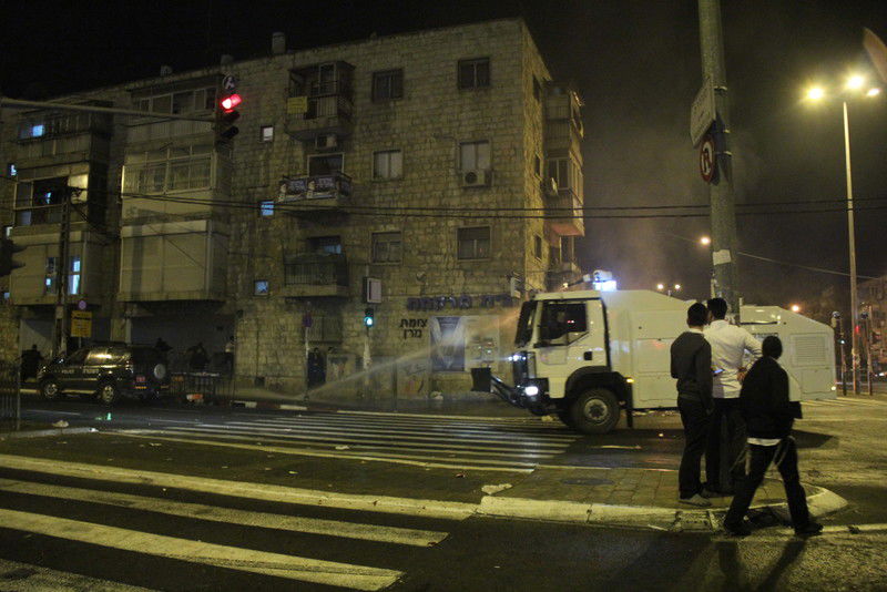 בלב ירושלים: ידויי אבנים, זרנוקי מים ופרשים • וידאו