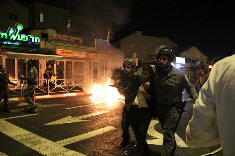 בלב ירושלים: ידויי אבנים, זרנוקי מים ופרשים • וידאו