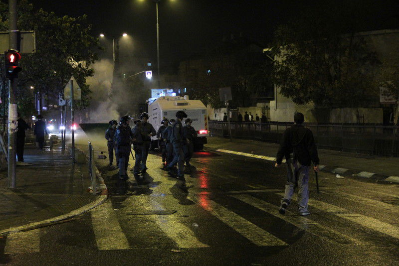 בלב ירושלים: ידויי אבנים, זרנוקי מים ופרשים • וידאו