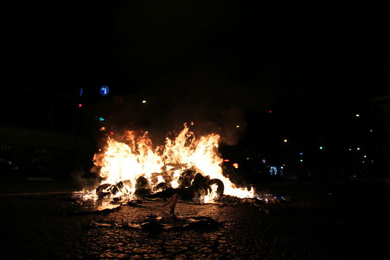 בלב ירושלים: ידויי אבנים, זרנוקי מים ופרשים • וידאו