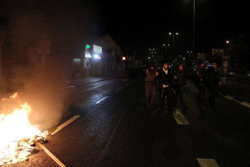 בלב ירושלים: ידויי אבנים, זרנוקי מים ופרשים • וידאו