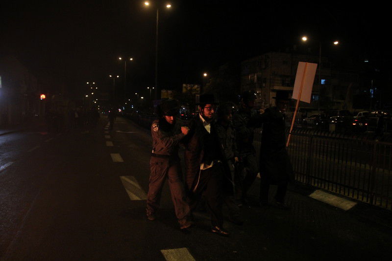 בלב ירושלים: ידויי אבנים, זרנוקי מים ופרשים • וידאו