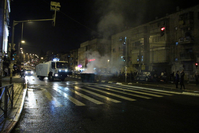 בלב ירושלים: ידויי אבנים, זרנוקי מים ופרשים • וידאו