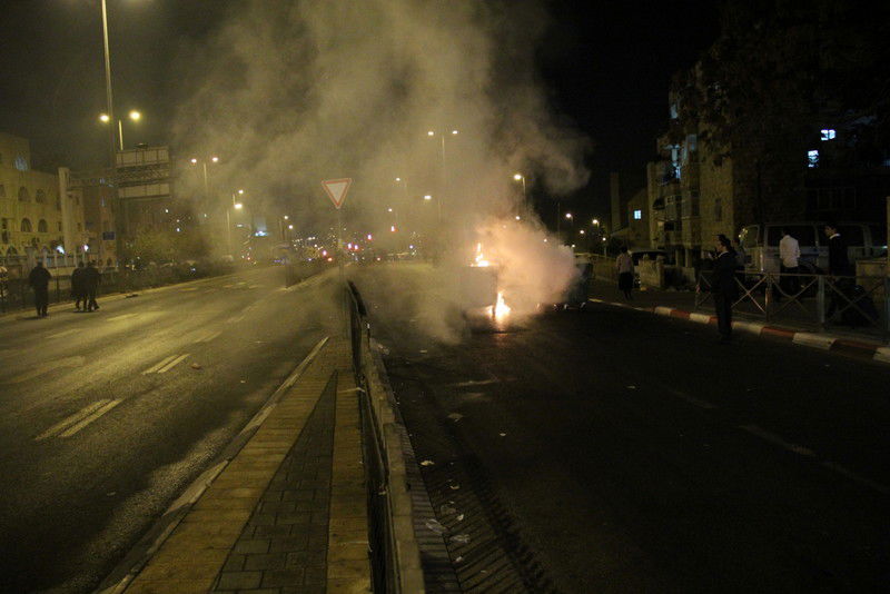 בלב ירושלים: ידויי אבנים, זרנוקי מים ופרשים • וידאו