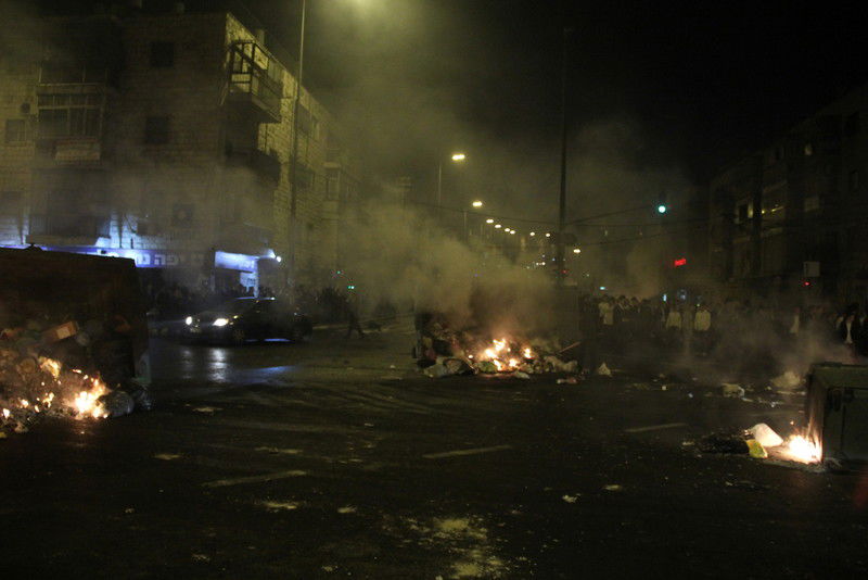 בלב ירושלים: ידויי אבנים, זרנוקי מים ופרשים • וידאו