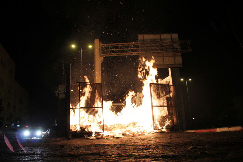 בלב ירושלים: ידויי אבנים, זרנוקי מים ופרשים • וידאו