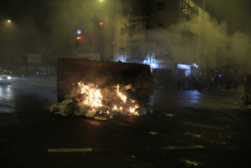 בלב ירושלים: ידויי אבנים, זרנוקי מים ופרשים • וידאו