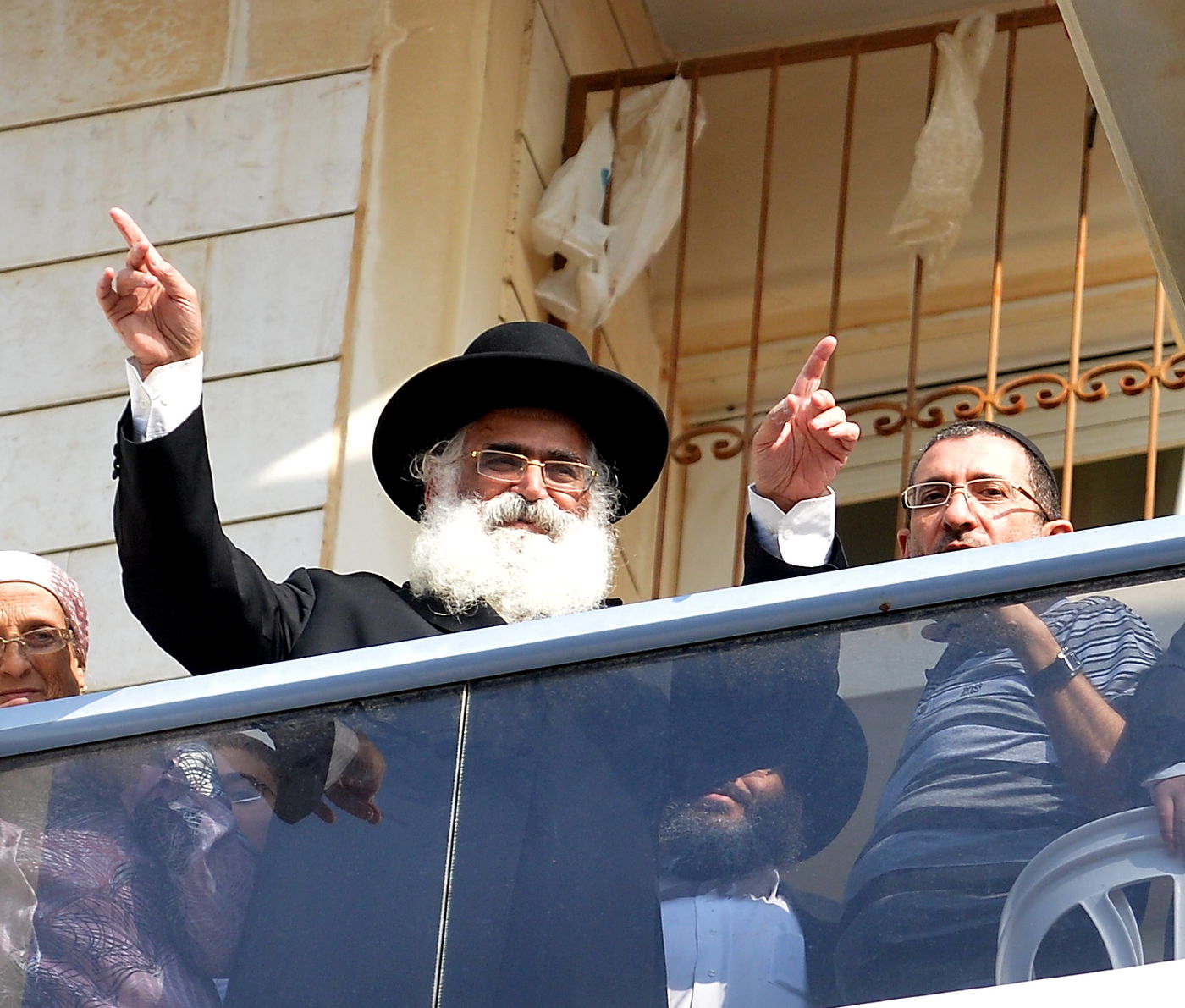 הרב אברג'ל לתומכיו: "לא לאלימות"