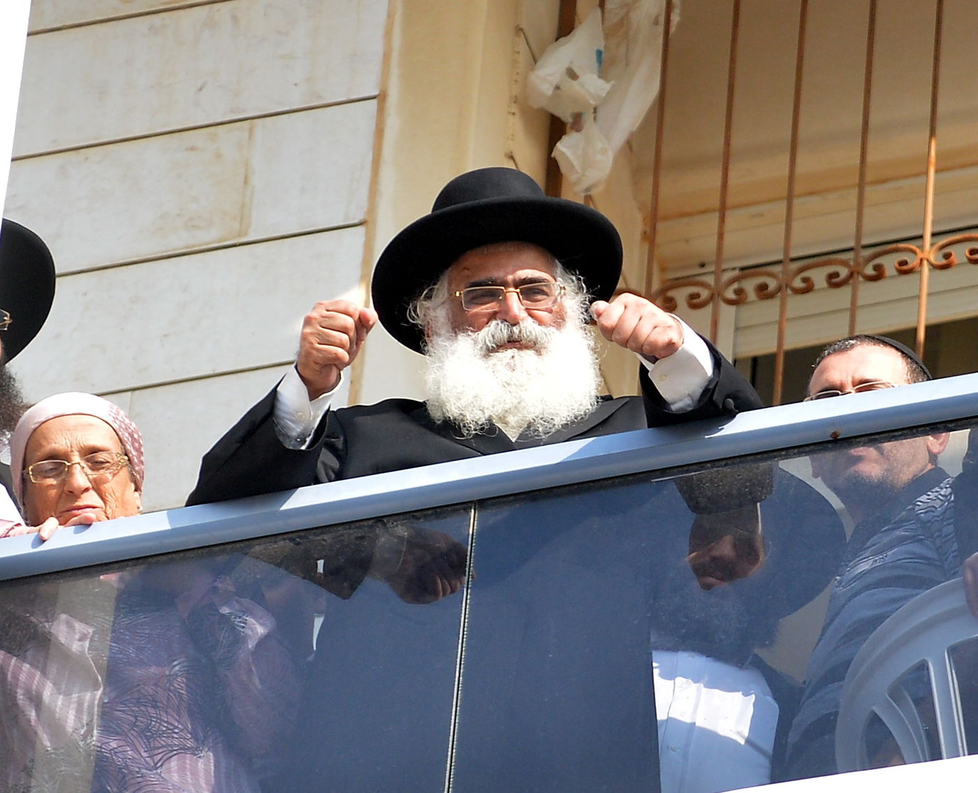 הרב אברג'ל לתומכיו: "לא לאלימות"