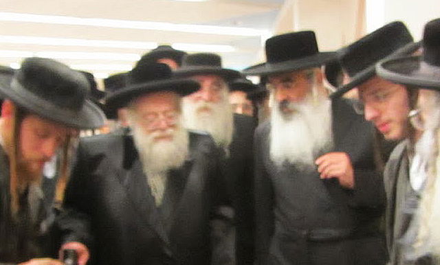 האדמו"ר מדושינסקיא עם האדמו,ר מתולדות אהרן