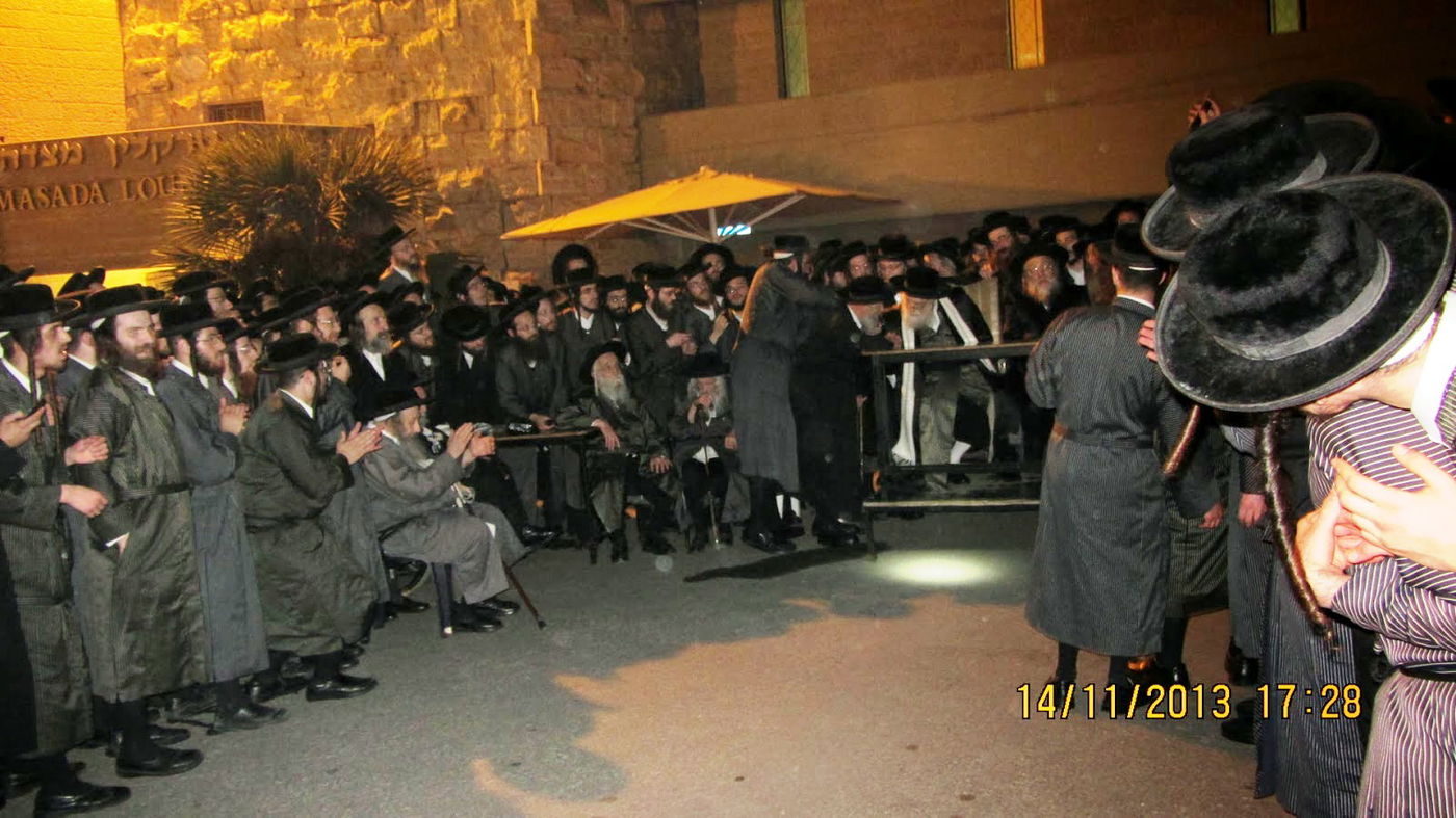 לאחר הפגיעה: הרבי מדושינסקיא קיבל את פניו של האדמו"ר מתולדות אהרן