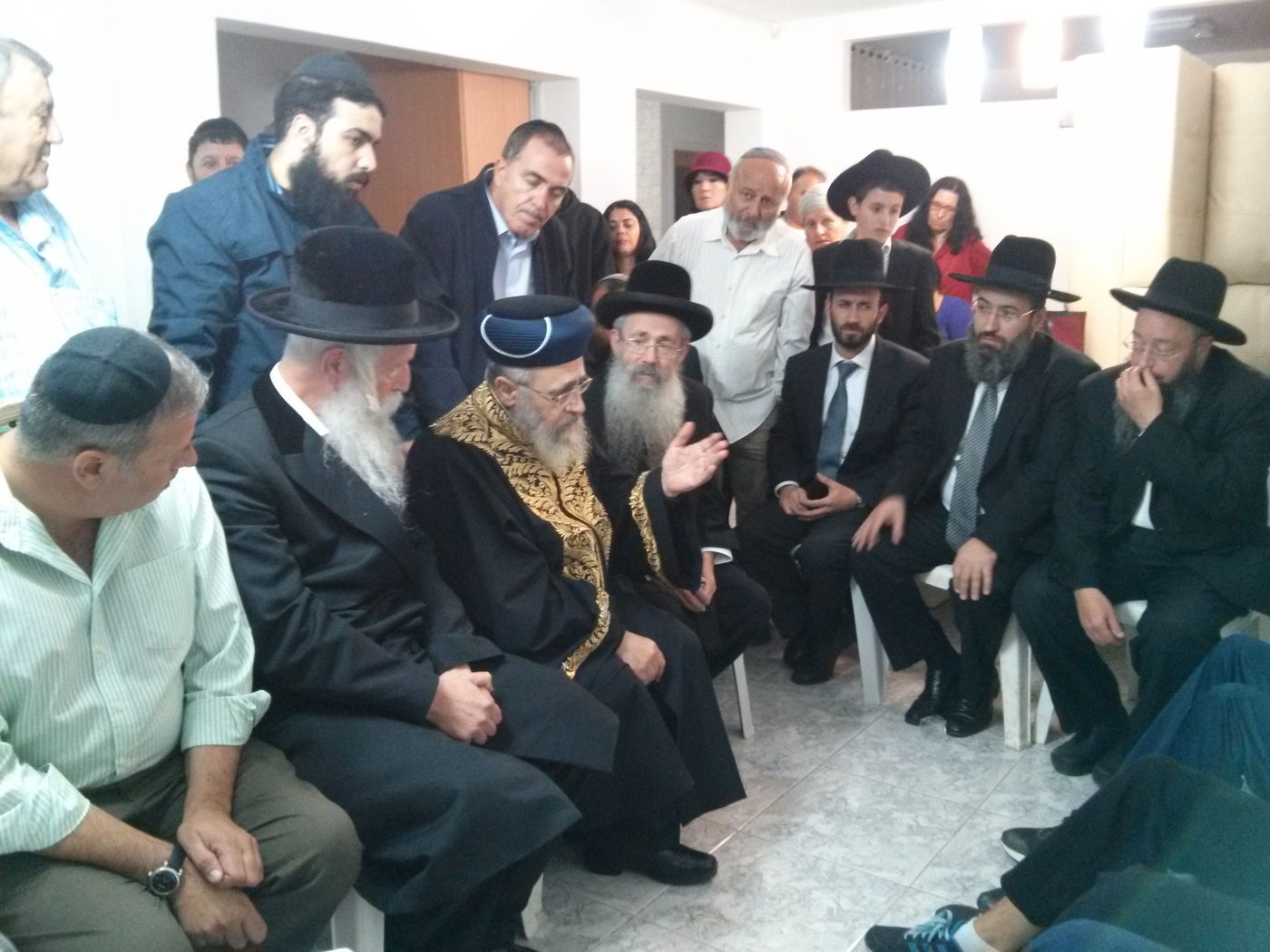 תיעוד דומע: הרבנים מנחמים את משפחת החייל עדן אטיאס