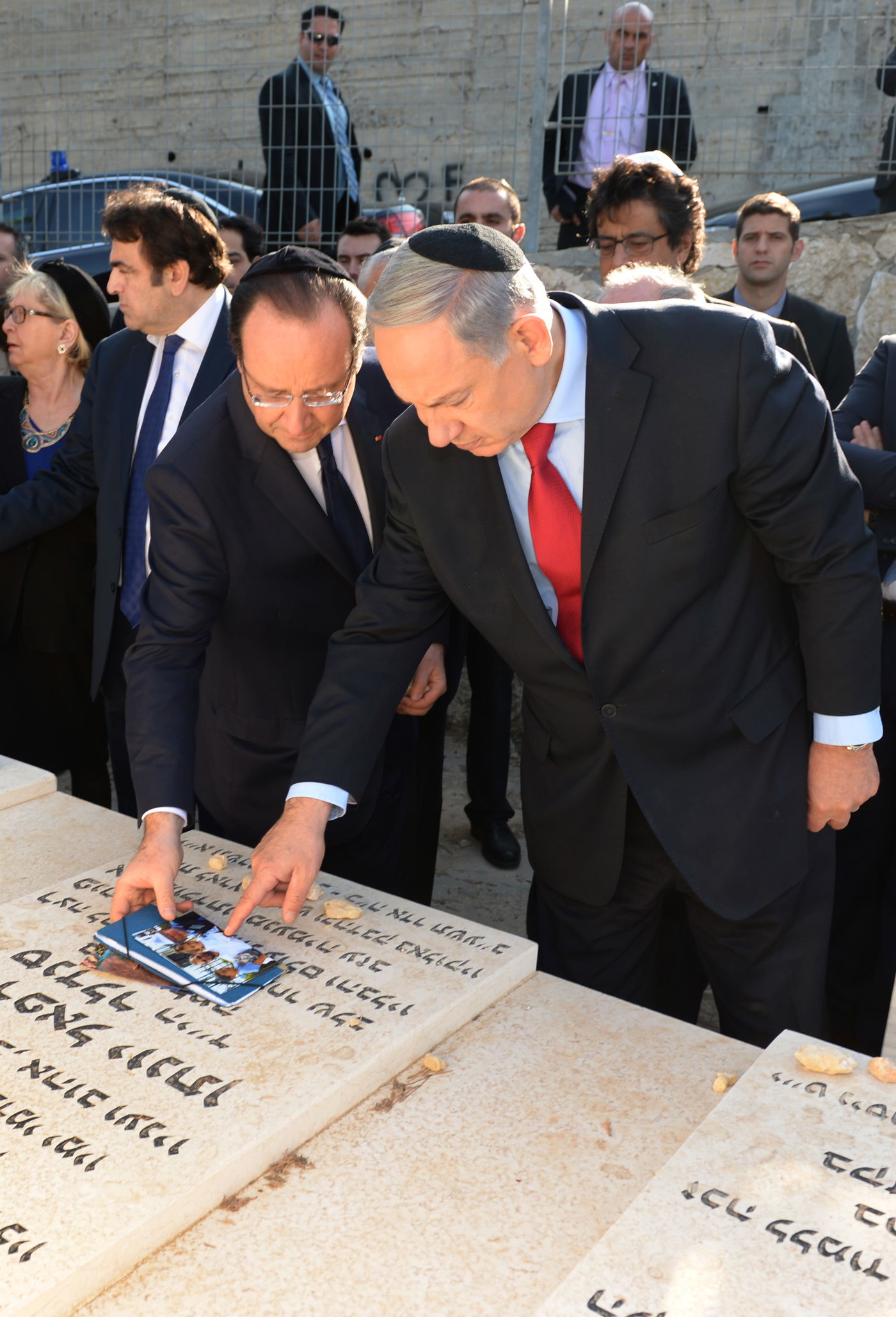 נתניהו והולנד על קברי נרצחי טולוז