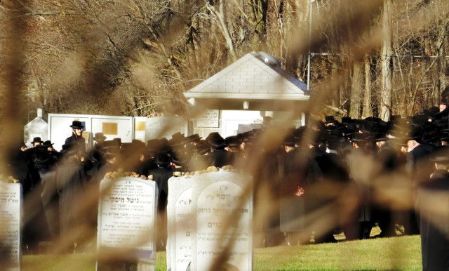 מסע הלוויה בבית העלמין