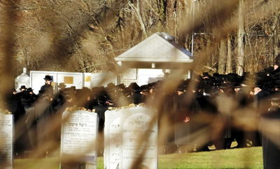 מסע הלוויה בבית העלמין