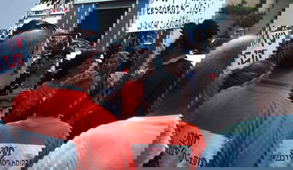 הפגנה נגד כת 'לב טהור - הלברנץ' מול שגרירות קנדה בישראל