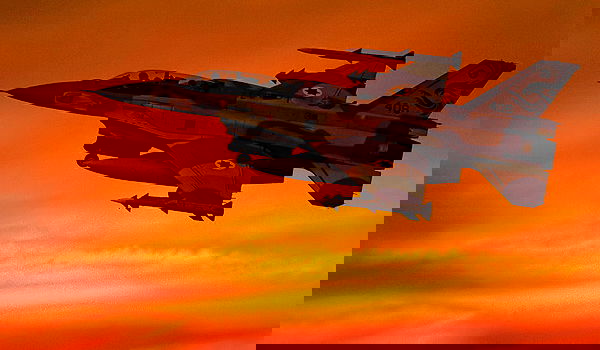 מטוסי קרב בדרך לתקיפה 