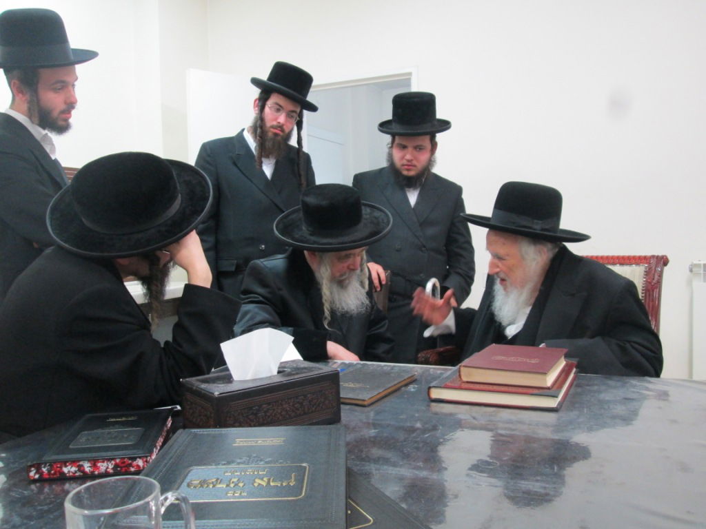 תיעוד: האדמו"ר מקרעטשניף ארה"ב  בביקור אצל הגר"ש אוירבך