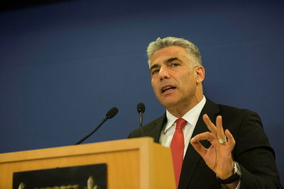 לפיד: "החלטנו לבטל את ההעלאה במס ההכנסה"