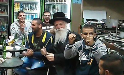 צפו: משחק כדורגל בדרך ל'מעריב' עם הרב יצחק דוד גרוסמן